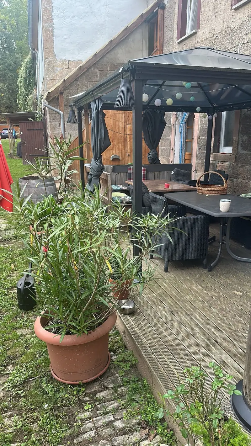 Gartenpavillon mit Sitzbereich und Oleander