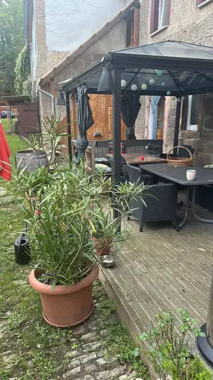 Gartenpavillon mit Sitzbereich und Oleander