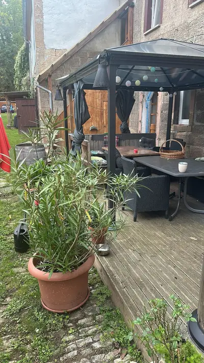 Gartenpavillon mit Sitzbereich und Oleander