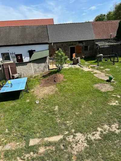 Blick auf den Hof mit Tischtennisplatte und Trampolin