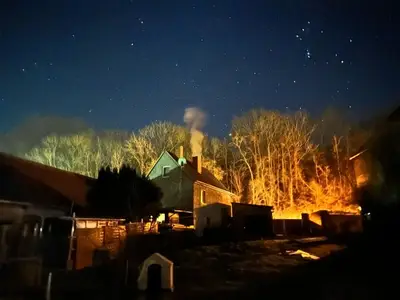 Bauernhof bei Nacht unter Sternenhimmel