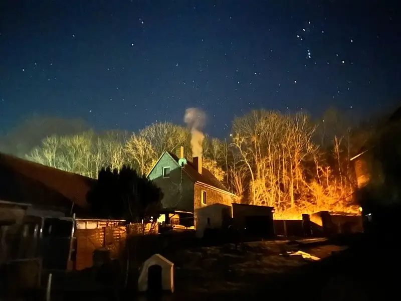 Bauernhof bei Nacht unter Sternenhimmel