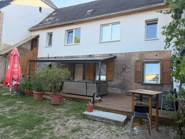 Innenhof der KniSi-Ranch mit Sonnenschirmen und Pflanzen