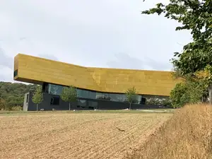 Arche Nebra Besucherzentrum mit goldener Fassade