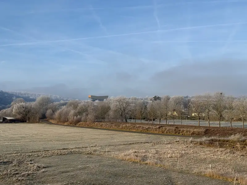 Frostige Winterlandschaft mit Arche Nebra im Hintergrund