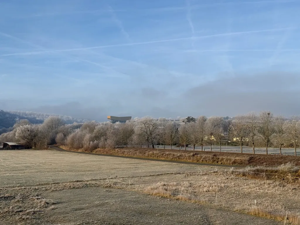 Frostige Winterlandschaft mit Arche Nebra im Hintergrund
