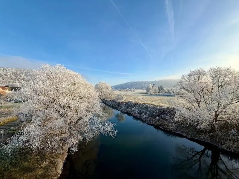 Unstrut-Fluss im Winter mit Raureif an den Bäumen