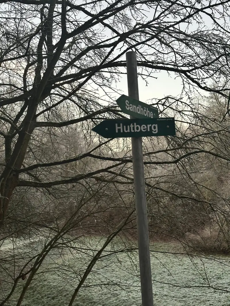 Wanderwegweiser zu Sandhöhle und Hutberg