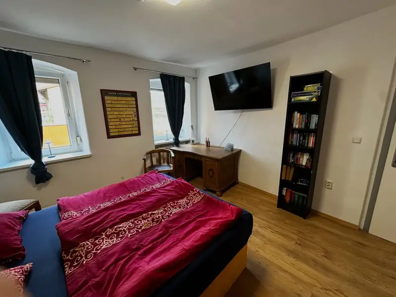 Himmelsscheibe Schlafzimmer mit Doppelbett und Schreibtisch