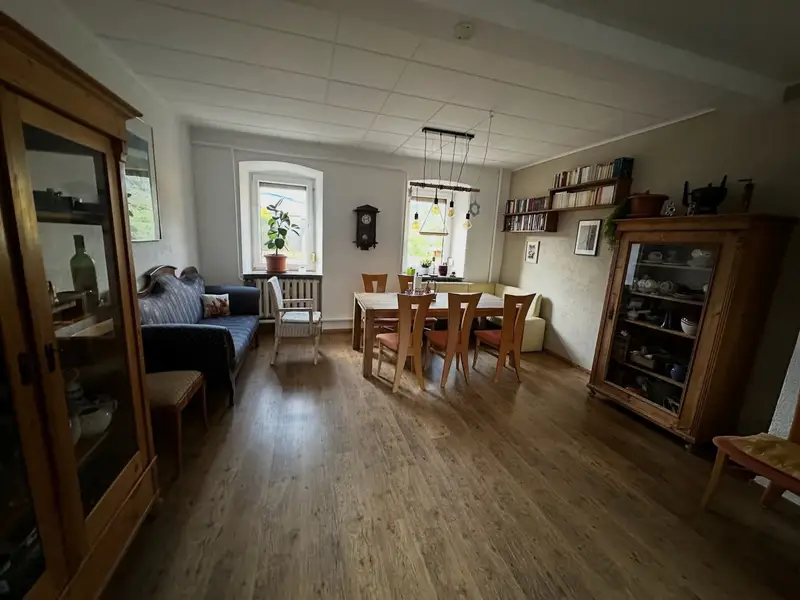 Himmelsscheibe Ess- und Wohnbereich mit Holztisch und Vitrine