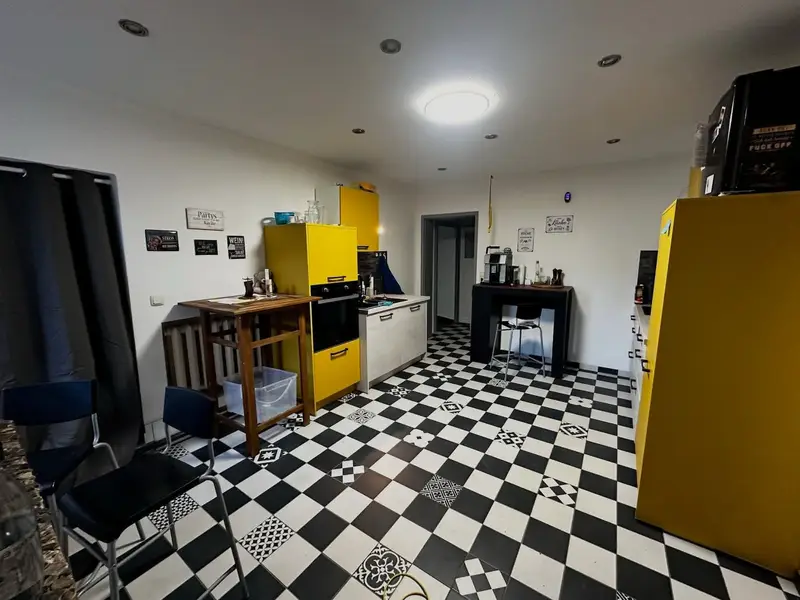 Himmelsscheibe Küche mit Schachbrettboden und gelben Schränken