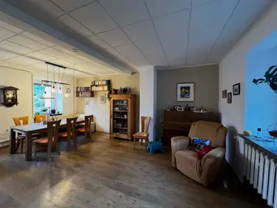 Himmelsscheibe Wohnbereich mit Sessel und Klavier