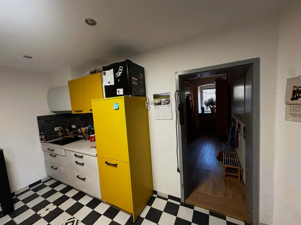 Himmelsscheibe Küche mit gelbem Kühlschrank und Dunstabzugshaube