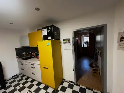 Himmelsscheibe Küche mit gelbem Kühlschrank und Dunstabzugshaube