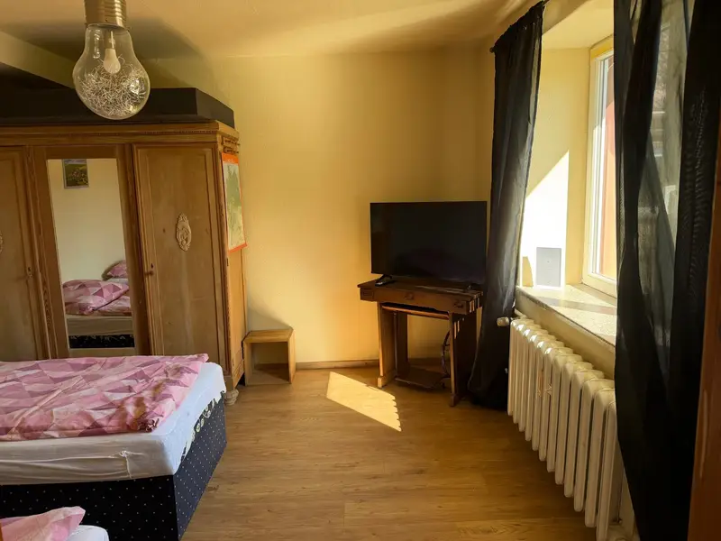 Himmelswege Schlafzimmer mit Fernseher und Fenster