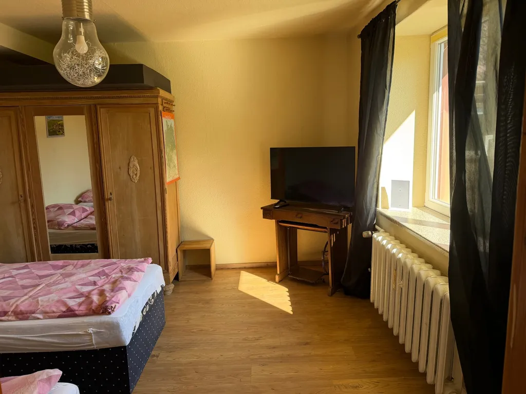 Himmelswege Schlafzimmer mit Fernseher und Fenster