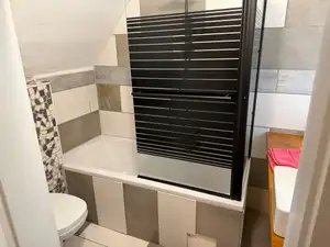 Himmelswege Bad mit Badewanne und Duschwand