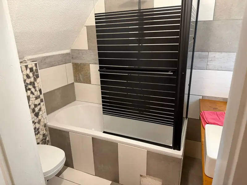 Himmelswege Bad mit Badewanne und Duschwand