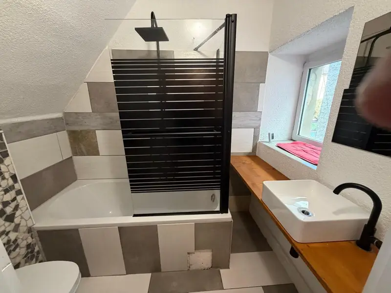 Himmelswege Bad mit Badewanne und Waschbecken