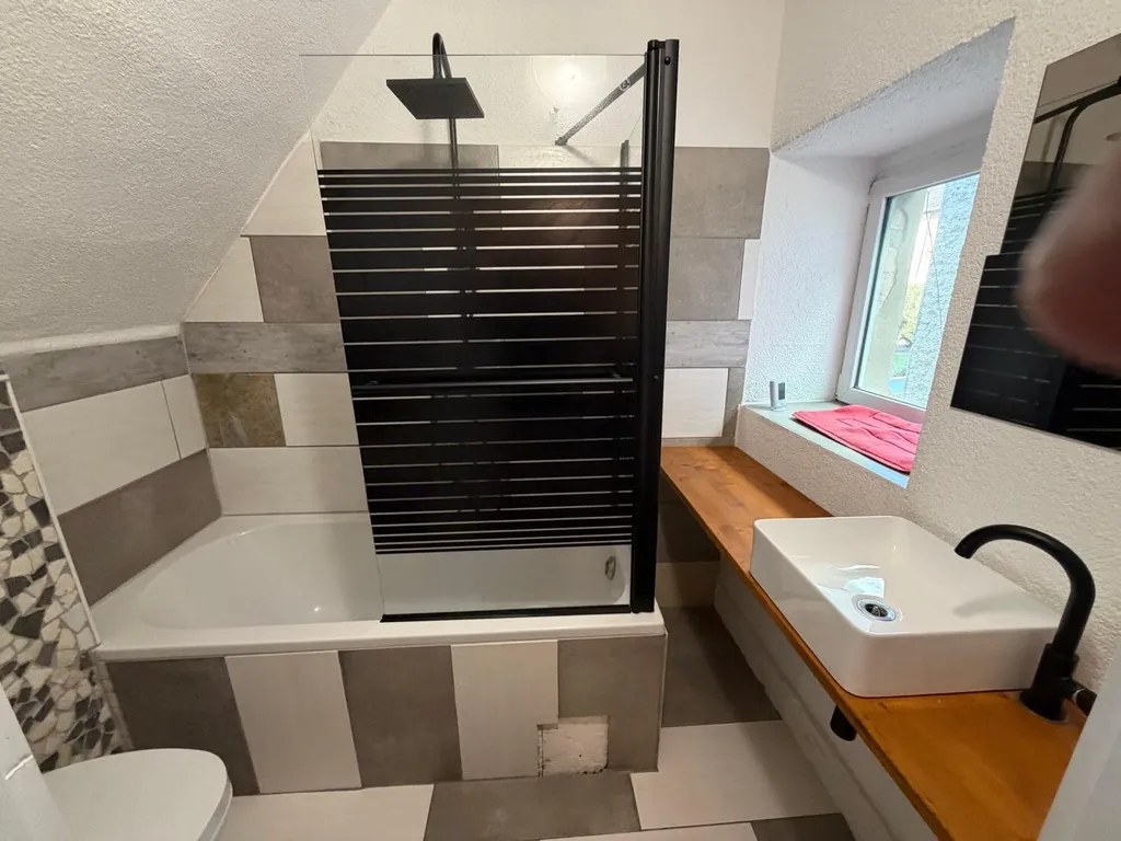 Himmelswege Bad mit Badewanne und Waschbecken