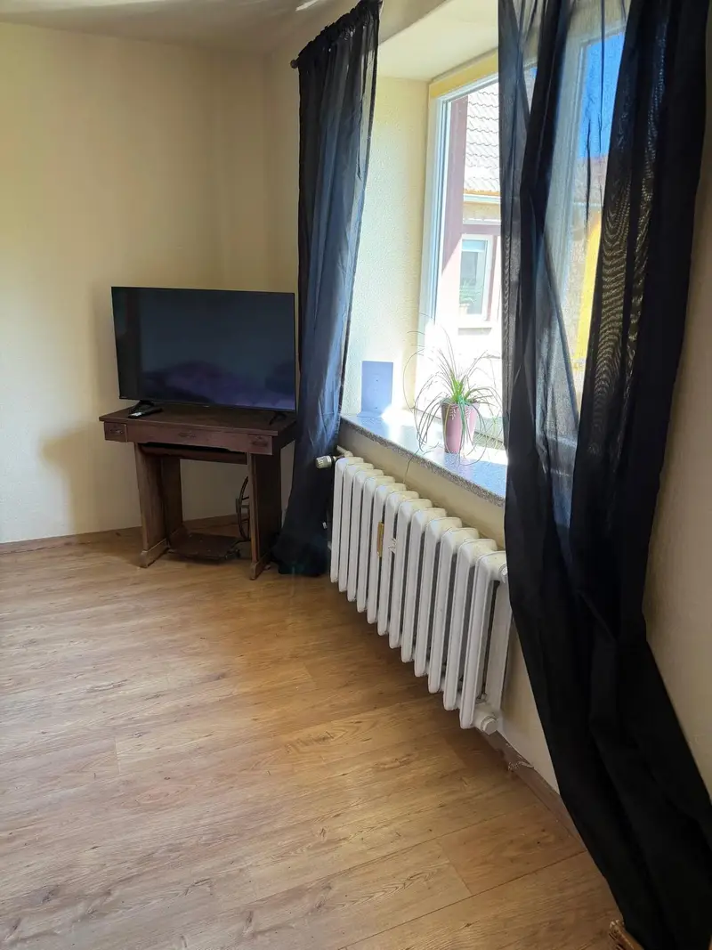 Himmelswege Fenster mit Vorhängen und Fernseher