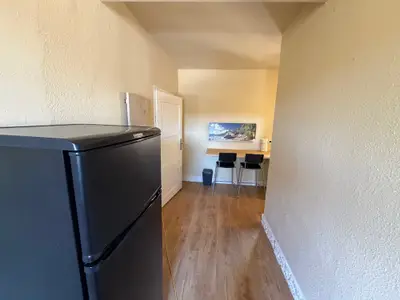 Himmelswege Küche mit Kühlschrank und Sitzbereich