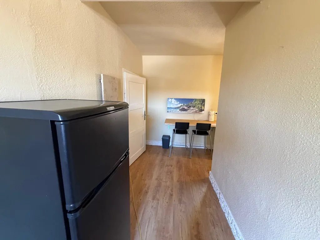 Himmelswege Küche mit Kühlschrank und Sitzbereich