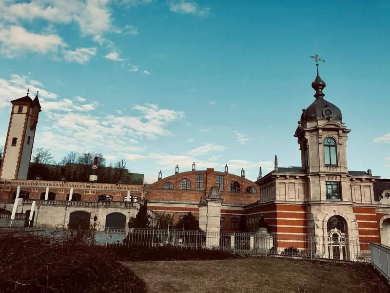 Historisches Gebäude mit Zwiebeldach-Turm
