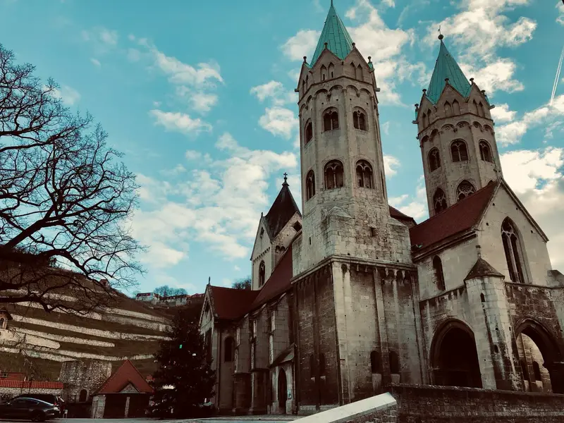 Kirche mit Weinberg-Hügel im Hintergrund