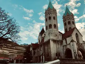 Kirche mit Weinberg-Hügel im Hintergrund