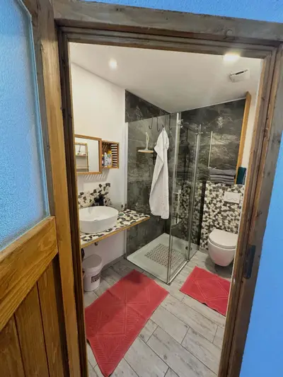 Unstruttal Bad mit Dusche und Waschtisch