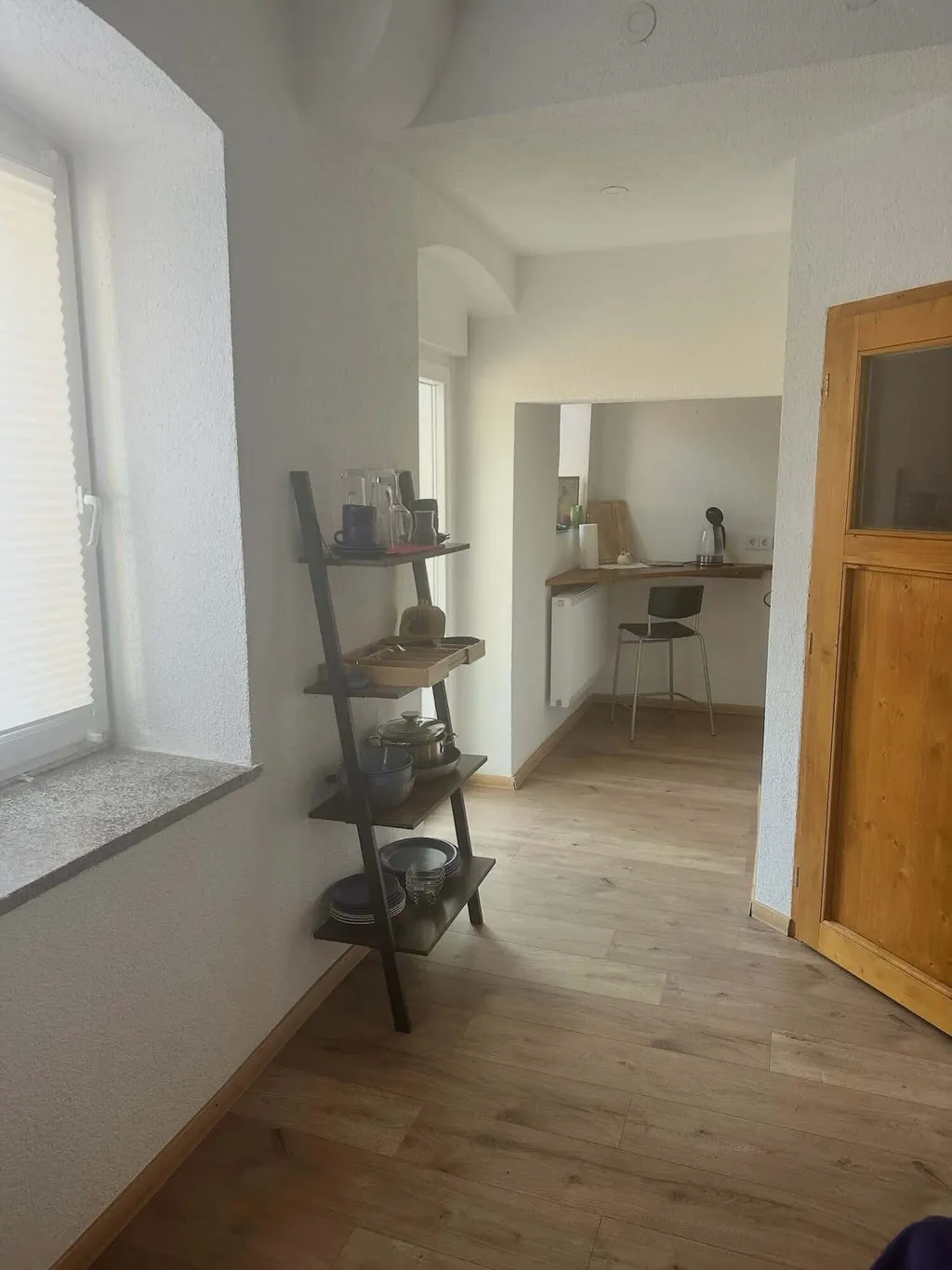 Unstruttal Regal mit Geschirr und Küchenutensilien