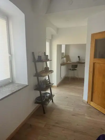 Unstruttal Regal mit Geschirr und Küchenutensilien