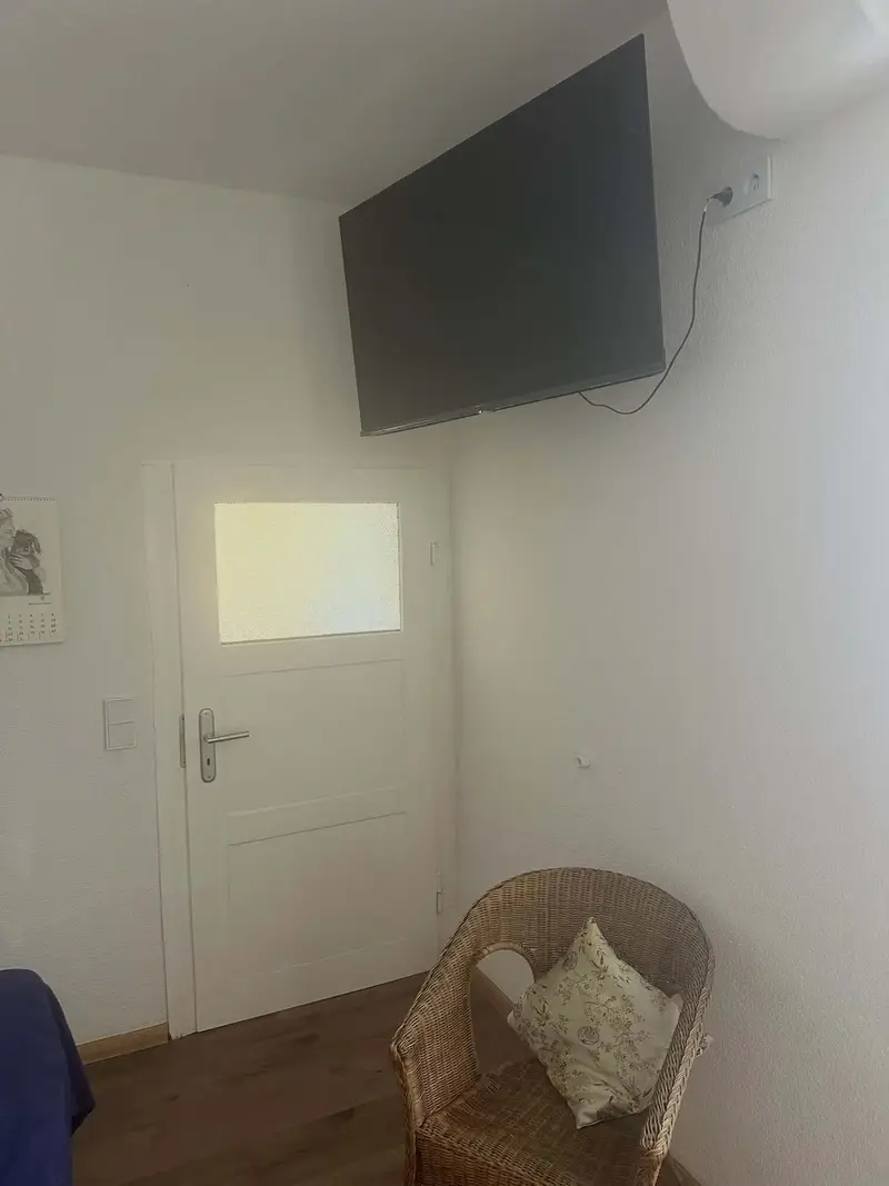 Unstruttal Fernseher und Korbsessel im Schlafzimmer